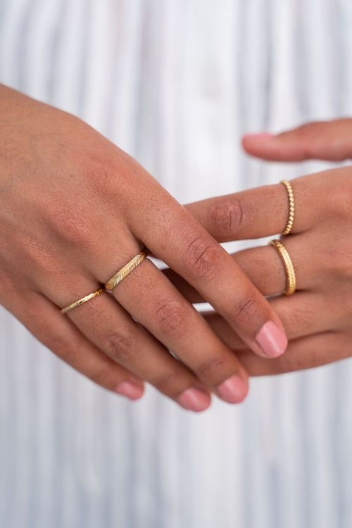 Minimalist ring with herringbone 