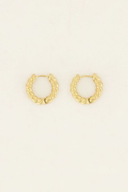 Earring with twisted detail 