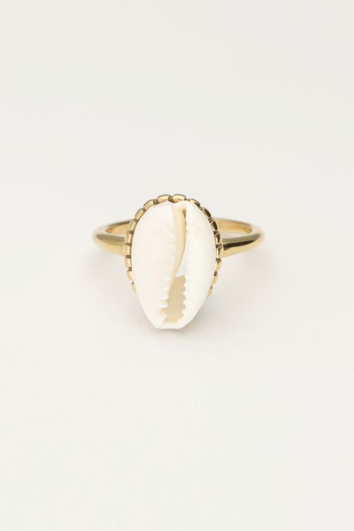 Statement ring with seashell