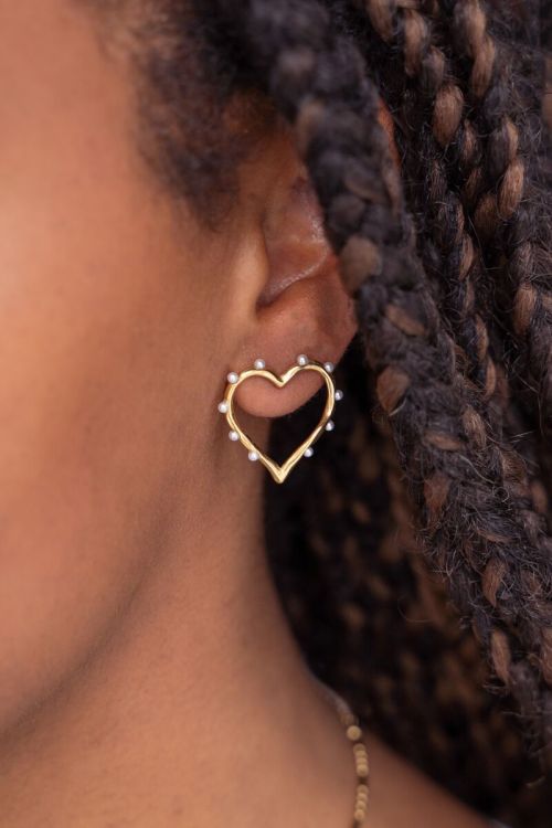 Studs with open heart and faux pearls
