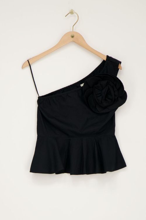 Top noir asymétrique avec une grande fleur