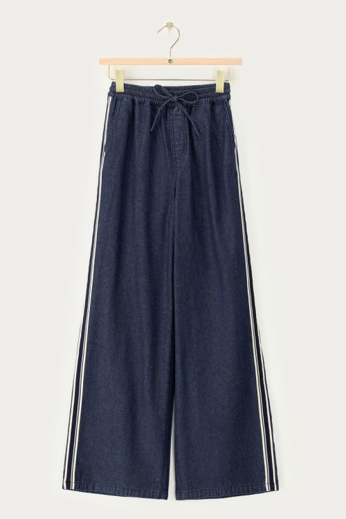 Dunkelblaue Denim-Hose im sportlichen Look