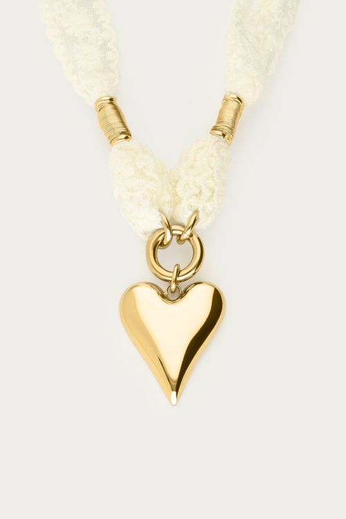 Collier avec dentelle et cœur