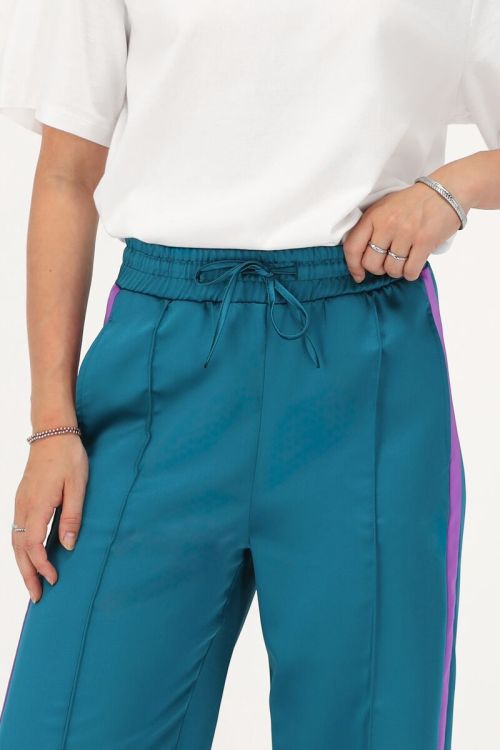 Grüne Satinhose mit weitem Bein und lila Band 
