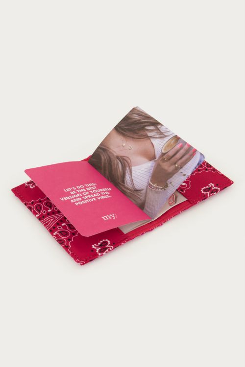 Lilafarbene Reisepasshülle mit Bandana-Aufdruck