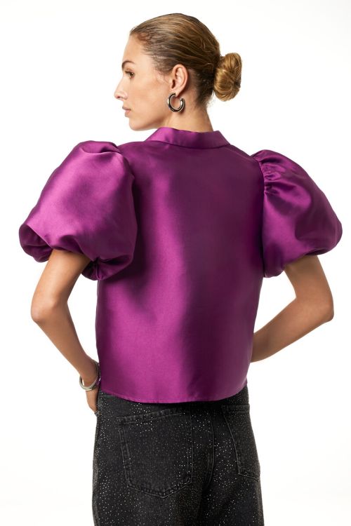 Purple top with short puff sleeves in satin look | My Jewellery