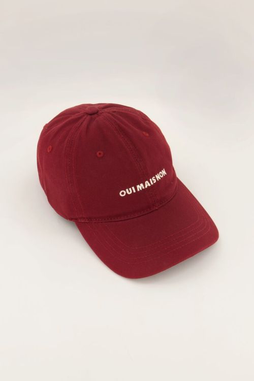 Burgundy cap "Oui mais non"