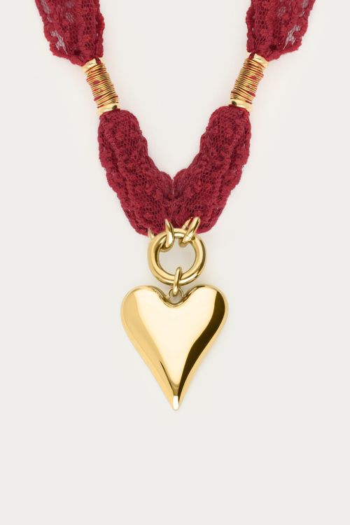 Collier rouge avec dentelle et cœur