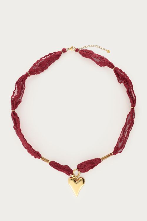 Collier rouge avec dentelle et cœur