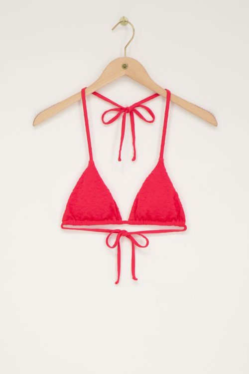 Rotes Triangel-Bikinioberteil mit floraler Textur
