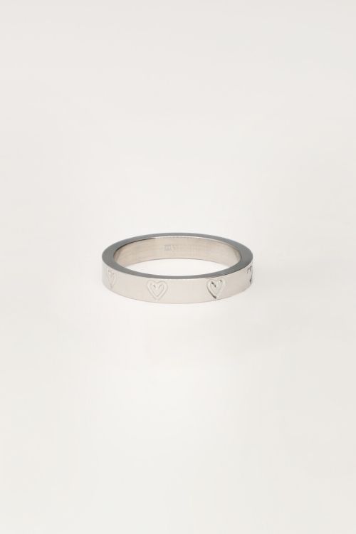 Ring met gegraveerde hartjes