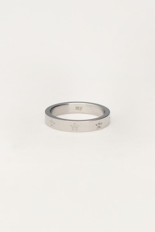 Ring mit eingravierten Sternen 