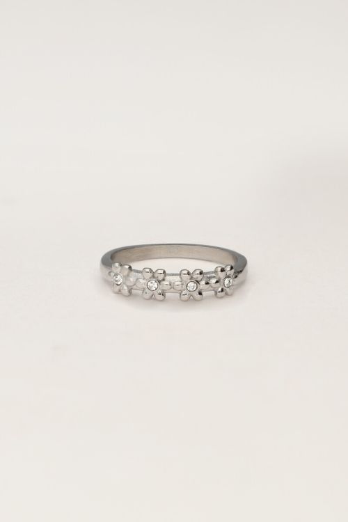 Ring mit Blumen und Steinen