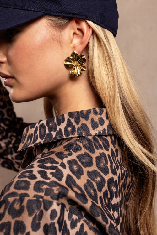 Iconic earrings with flower