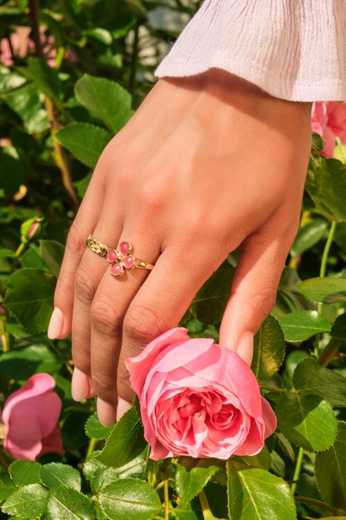 Botanical ring met roze klaver