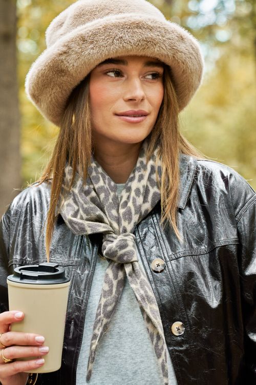 Beige bucket hoed faux fur