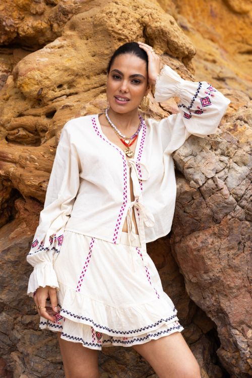 Beige top met strikjes & embroidery details