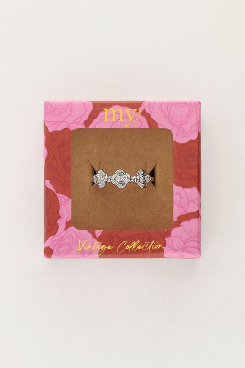 Vintage ring with 3 roses