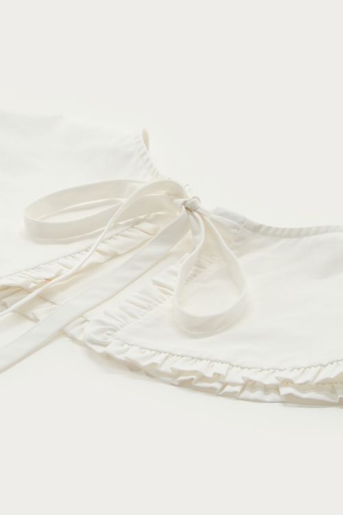 Witte popeline kraag met ruffle