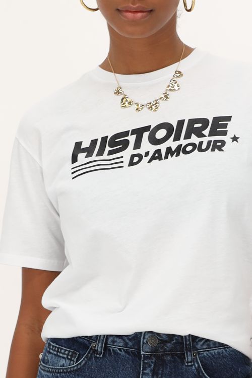 Weißes T-Shirt mit schwarzer Schrift "Histoire d'amour"