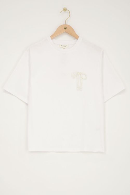 White t-shirt with faux pearl bow