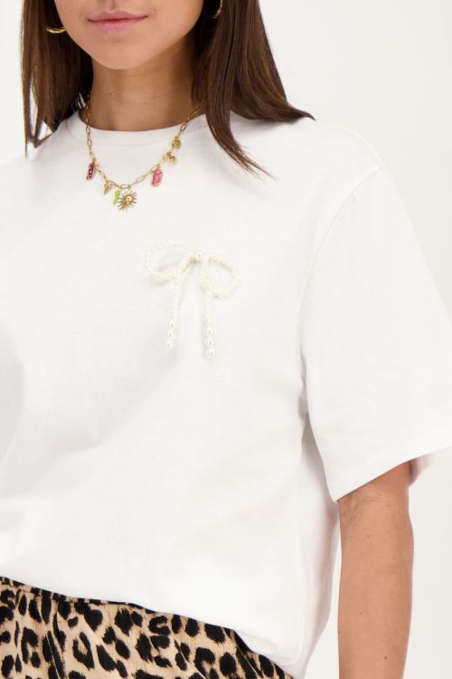 White t-shirt with faux pearl bow