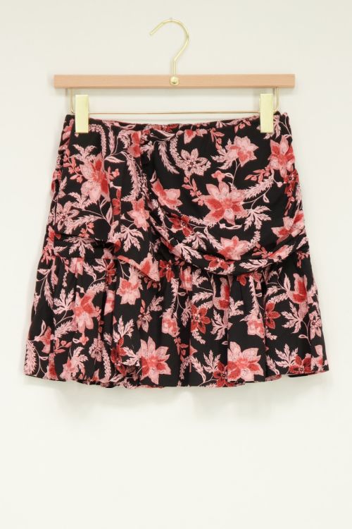 Zwart geplooide rok met bloemenprint