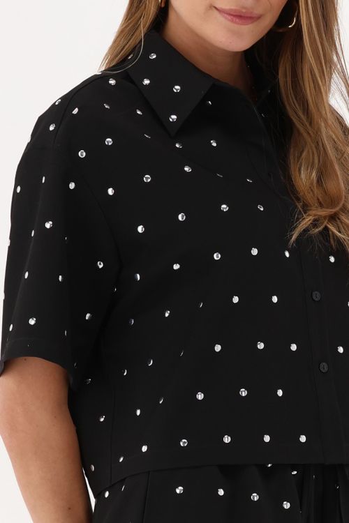 Schwarze kurze Bluse mit silberfarbenen Nieten