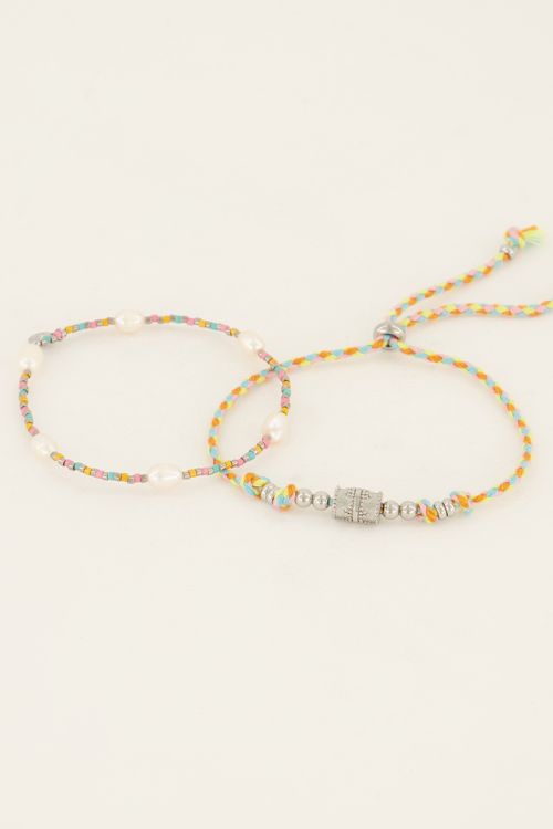 Souvenir multikleur armband set met parels & bedel