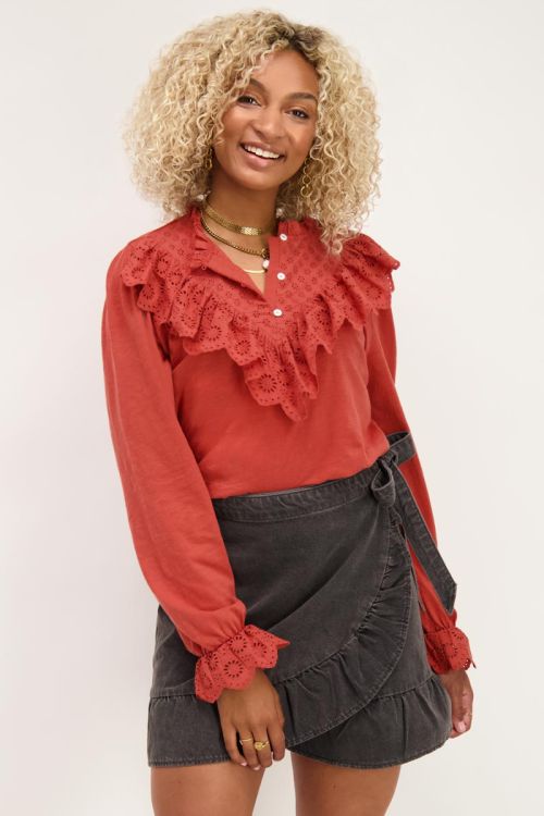Roest top met embroidery & ruffles