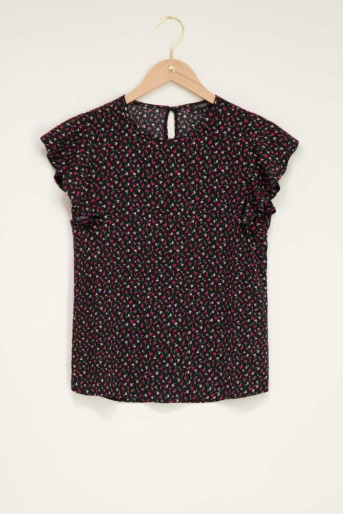 Zwarte top met volantmouw en bloemen
