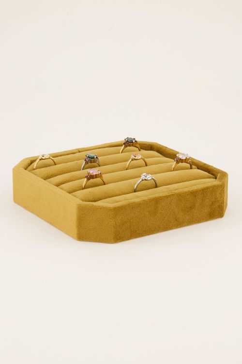 Vintage gele ringen display | My Jewellery
