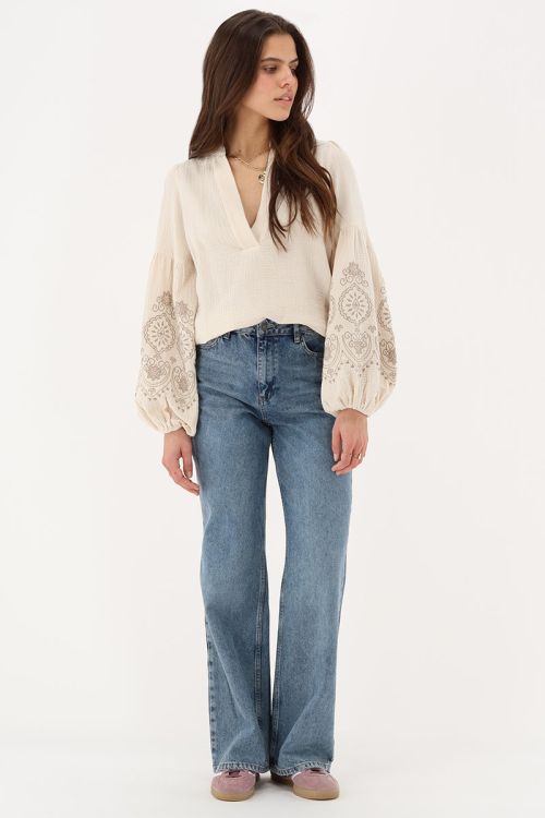 White embroidery blouse with V-neckline & puff sleeves | My Jewellery