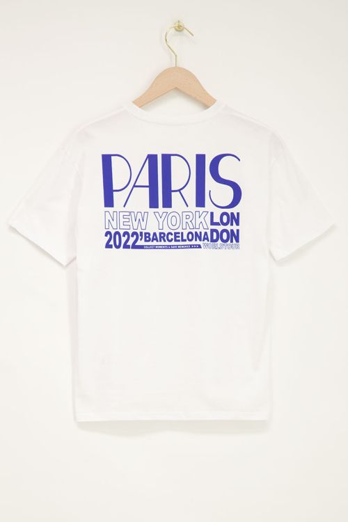 wit shirt met blauwe letters