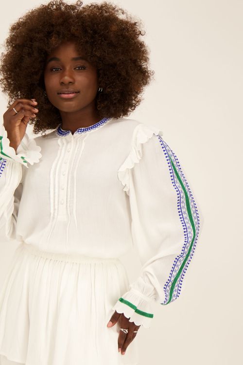 Witte blouse met blauwe embroidery rand | My jewellery