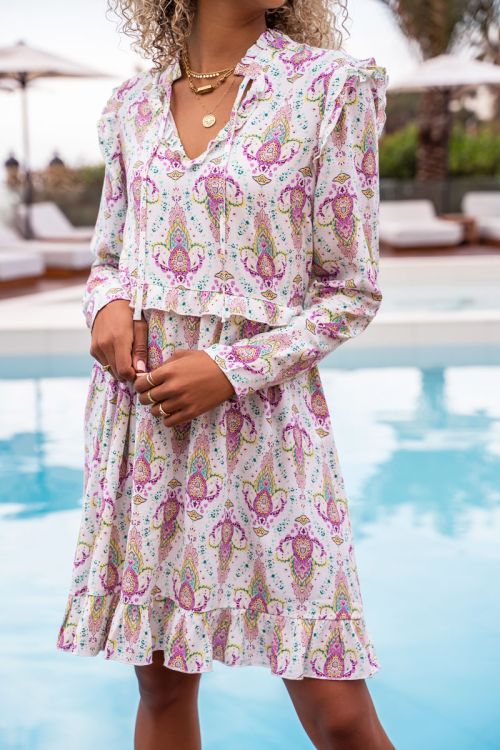 Witte jurk met gekleurde boho print en ruffles