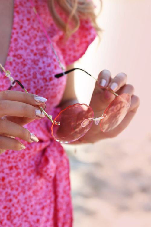 Sonnenbrille mit runden pinkfarbenen Gläsern
