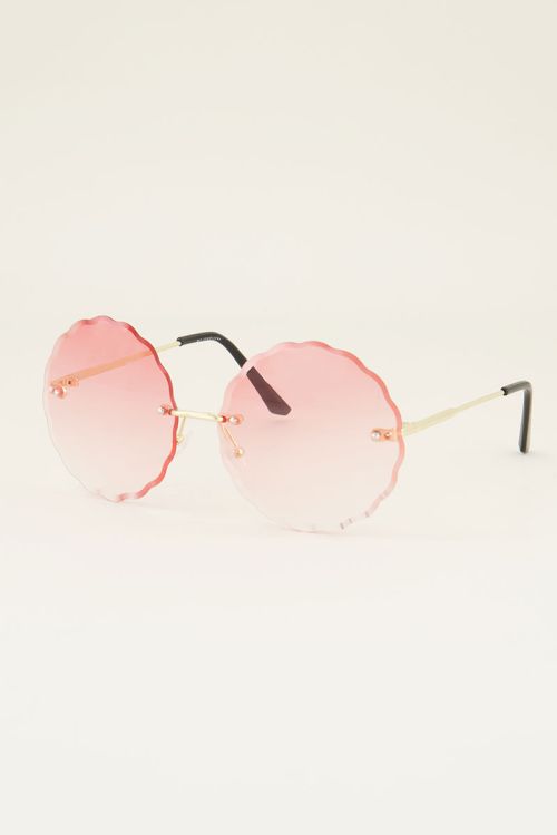 Sonnenbrille mit runden pinkfarbenen Gläsern