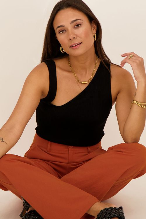 Zwarte asymmetrische top met rib structuur | My Jewellery