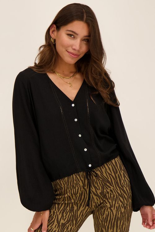 Zwarte blouse met kant & optrekkoord | My Jewellery