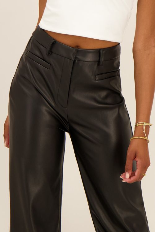 Zwarte wijdvallende broek leatherlook | My Jewellery