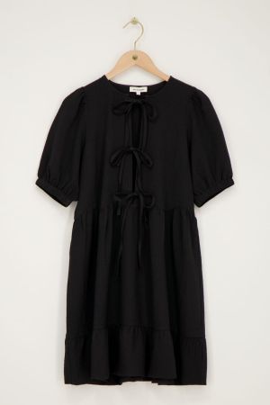 Schwarzes weites Kleid mit Schleifen