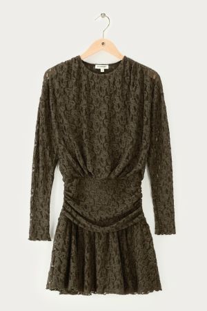 Grünes kurzes Spitzenkleid