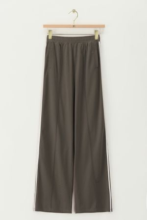 Graue weite Jogginghose mit Streifen