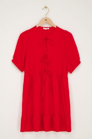 Rotes weites Kleid mit Schleifen