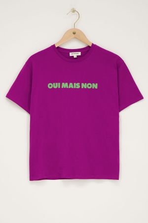 Lilafarbenes T-Shirt mit grünem "Oui mais non"
