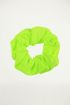 Neon groene scrunchie, haarelastiek