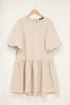 Beige jurk met pofmouw en structuur