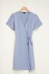 Blauwe korte wikkeljurk in viscose