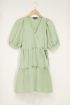 Mint groene jurk met lagen en pofmouwen